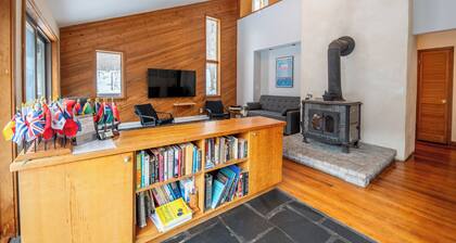 Sauna, Hot-tub, fire-pit, pet friendly. Private Pool. Mountain views!