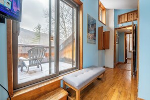 Smart TV, fireplace, DVD player, books - Sauna, Hot-tub, fire-pit, pet friendly. Private Pool. Mountain views! (LANESVILLE)