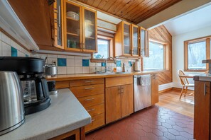 Fridge, microwave, oven, stovetop - Sauna, Hot-tub, fire-pit, pet friendly. Private Pool. Mountain views! (LANESVILLE)