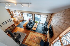 Smart-tv, een open haard, een dvd-speler en boeken