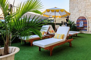 Property grounds - 6th Street Suite: 4BR/11Beds - Pool, Roofdeck, Garden Bars, Walk To Everything! (Austin)