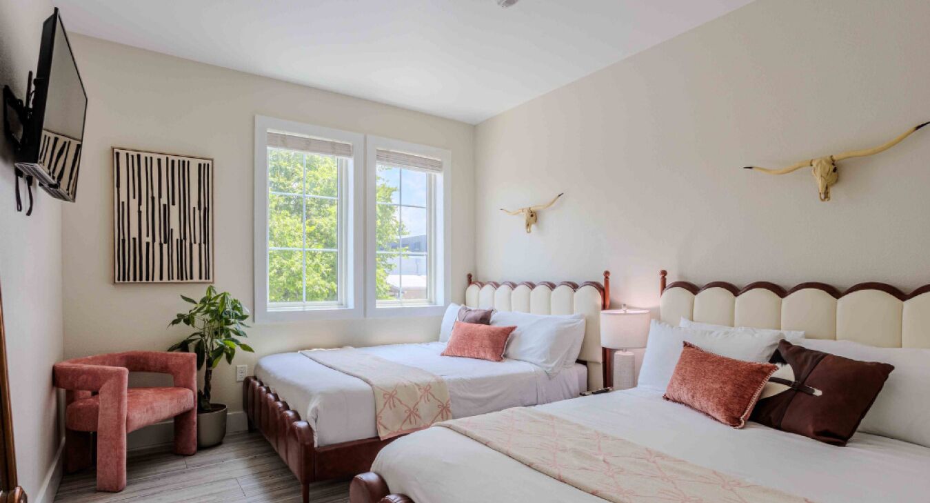 4 bedrooms, desk, iron/ironing board, travel crib