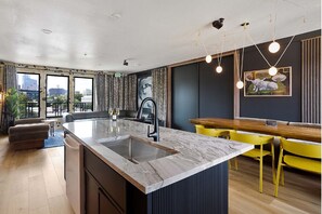 Interior - 6th Street Suite: 4BR/11Beds - Pool, Roofdeck, Garden Bars, Walk To Everything! (Austin)