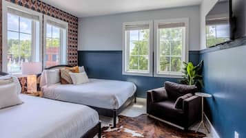 4 quartos, escrivaninha, ferros/tábuas de passar roupa, berço de viagem