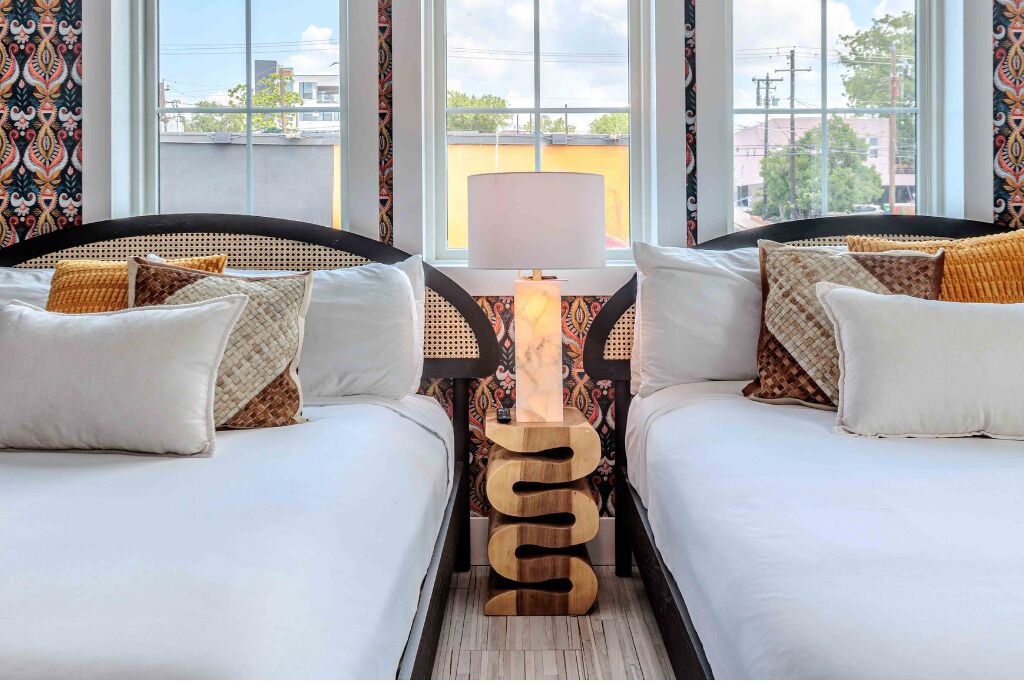 4 makuuhuonetta, työpöytä, silitysrauta/-lauta, vauvan matkasänky