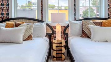 4 makuuhuonetta, työpöytä, silitysrauta/-lauta, vauvan matkasänky