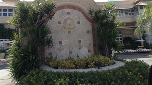 Un bâtiment doté d’une structure en forme de dôme, entouré d’un jardin circulaire où poussent différentes plantes et fleurs.
