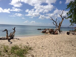 Plage, chaises longues, serviettes de plage