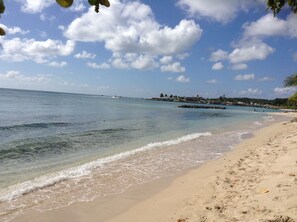 En la playa, camastros y toallas de playa 