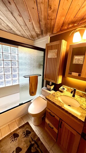 Ensemble douche/baignoire, sĂšche-cheveux, bidet, serviettes fournies