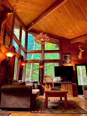 تلفزيون ذكي، مدفأة، مشغل دي في دي، كُتُب