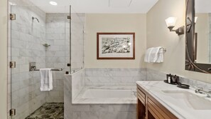 Kylpyamme, hiustenkuivaaja, pyyhkeet