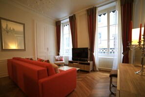 TV connectée, livres, chaîne hi-fi