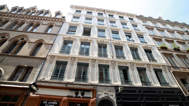 A multi-story building with a storefront labeled "LA BOURSE" at the ground level. - 3 bedrooms Premium Apartment - La Suite Lanterne (Lyon)