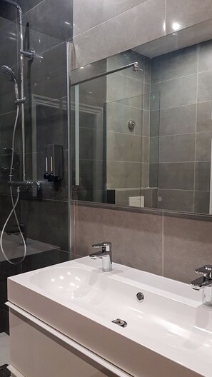 Haartrockner, Handtücher, Seife, Shampoo