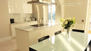 Una cocina moderna con una isla central, una mesa de comedor y sillas.