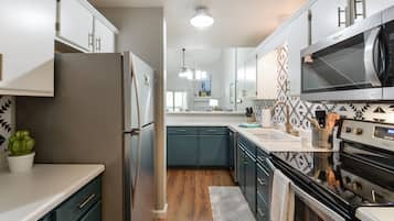 Geladeira, micro-ondas, fogão, cooktop