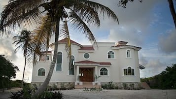 Vista frontal de la propiedad