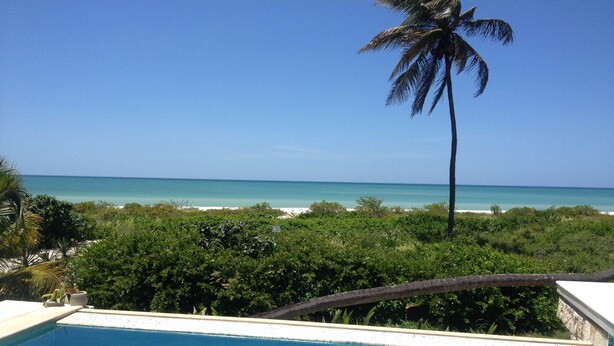 A clear view of a swimming pool with a view of the beach and ocean. - Villa La Siesta (Hunucmá)