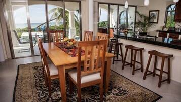 Luxury Villa, 3 Bedrooms, Non Smoking | Makan dalam bilik