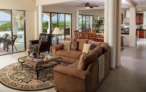 Villa de lujo, 3 habitaciones, no fumadores | Sala de estar | Una Smart TV, Netflix