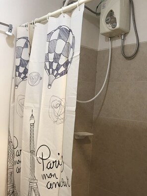 Estudio | Regadera en el baño