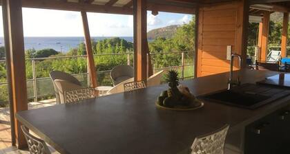 Wooden villa with private pool, beautiful view of the sea and Ăźlet Pigeon