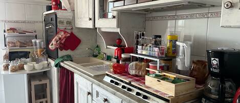 Réfrigérateur, micro-ondes, four, plaque de cuisson