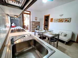 Fridge, oven, stovetop, coffee/tea maker