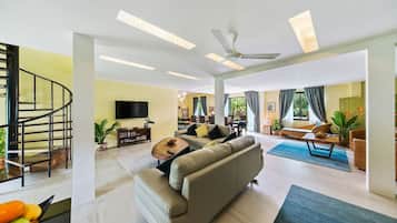 Smart TV, DVD player, livros, videoteca