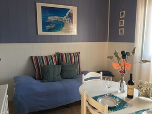 Een televisie, een dvd-speler, een muziekbibliotheek en een stereo