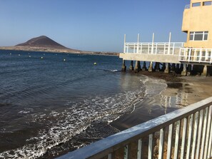 Beach nearby - Spectacular house with direct access to the sea (free wifi) (El Medano)