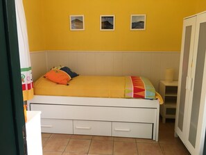 2 bedrooms, iron/ironing board, travel cot, free WiFi - Spectacular house with direct access to the sea (free wifi) (El Medano)