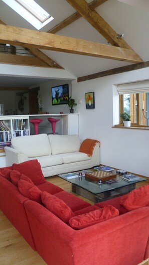 Een televisie, boeken en een stereo