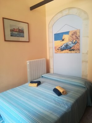 1 habitación, tabla de planchar con plancha, wifi y ropa de cama 