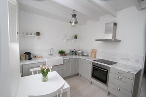 Fridge, microwave, oven, stovetop - Stylish and cosy cottage in the centre of Mousehole close to the harbour (Mousehole)