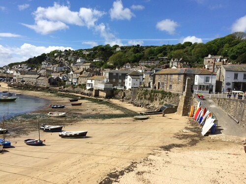 Stylish and cosy cottage in the centre of Mousehole close to the harbour 