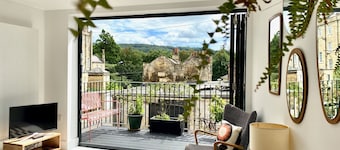 Luxury mews house with balcony & parking in the centre of Bath