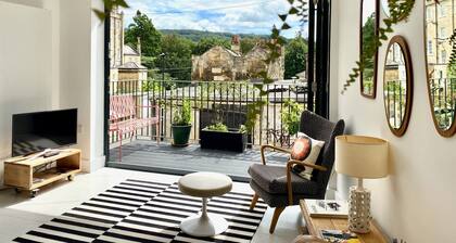 Luxury mews house with balcony & parking in the centre of Bath