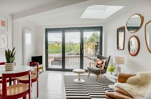 Smart TV - Luxury mews house with balcony & parking in the centre of Bath (Bath)
