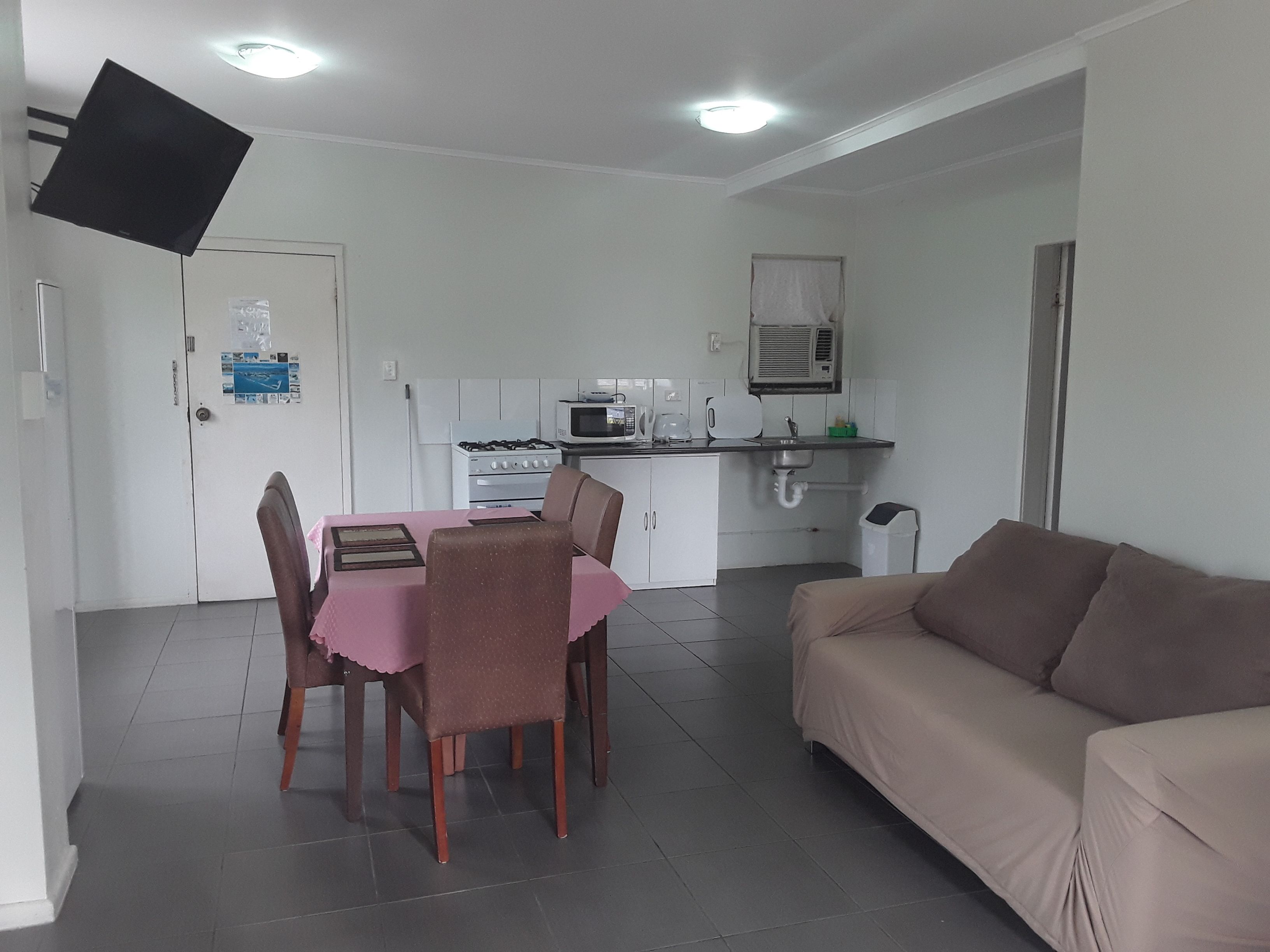 Familienapartment, Stadtblick | Wohnbereich | Flachbildfernseher