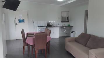 Familienapartment, Stadtblick | Wohnbereich | Flachbildfernseher