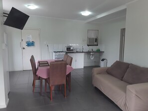 Familienapartment, Stadtblick | Wohnbereich | Flachbildfernseher