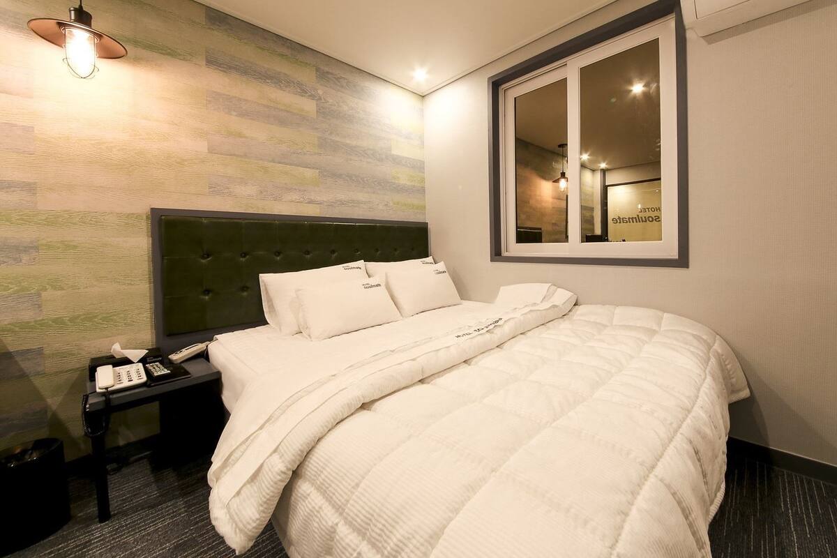 Standaard tweepersoonskamer | Een bureau, geluiddichte muren, gratis wifi, beddengoed