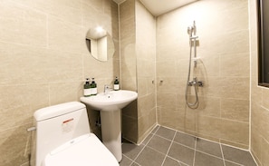 Douche, articles de toilette gratuits, sèche-cheveux, peignoirs