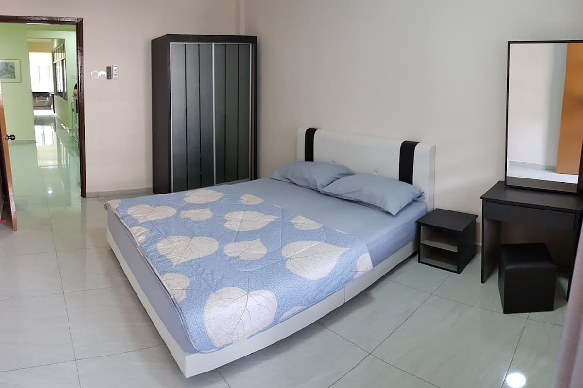 Apartment, 4 Bedrooms | Iron/ironing board, free WiFi