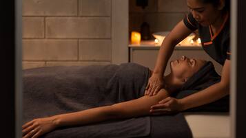Couples treatment rooms, body treatments, aromatherapy, Swedish massages