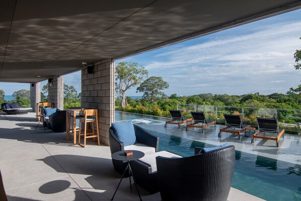 Quầy bar bên hồ bơi