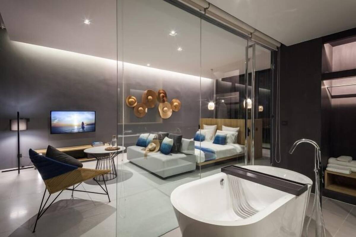 Bathroom | Separate bathtub and shower, deep-soaking bathtub, rainfall showerhead