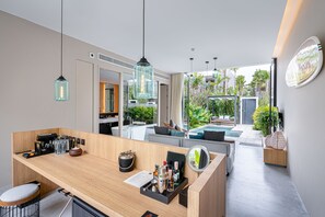 Private Pool Villa | 浴室 | 獨立浴缸及淋浴設備、浸缸、雨淋花灑、環保梳洗用品